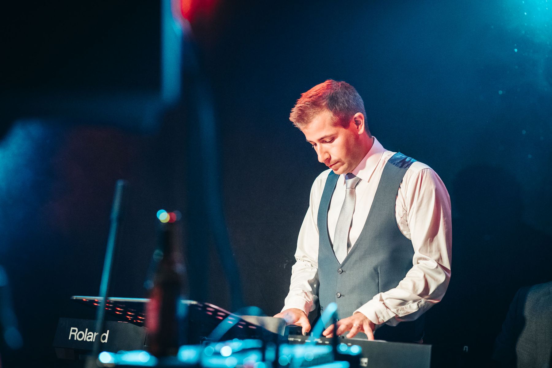 François au clavier Roland, en gilet et cravate, lors d'une soirée